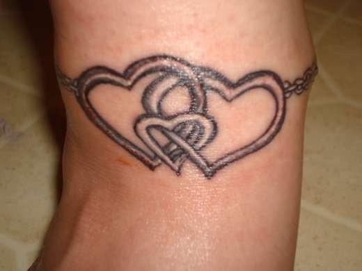 tatuajes-de-brazaletes-para-mujeres-corazones-entrelazados